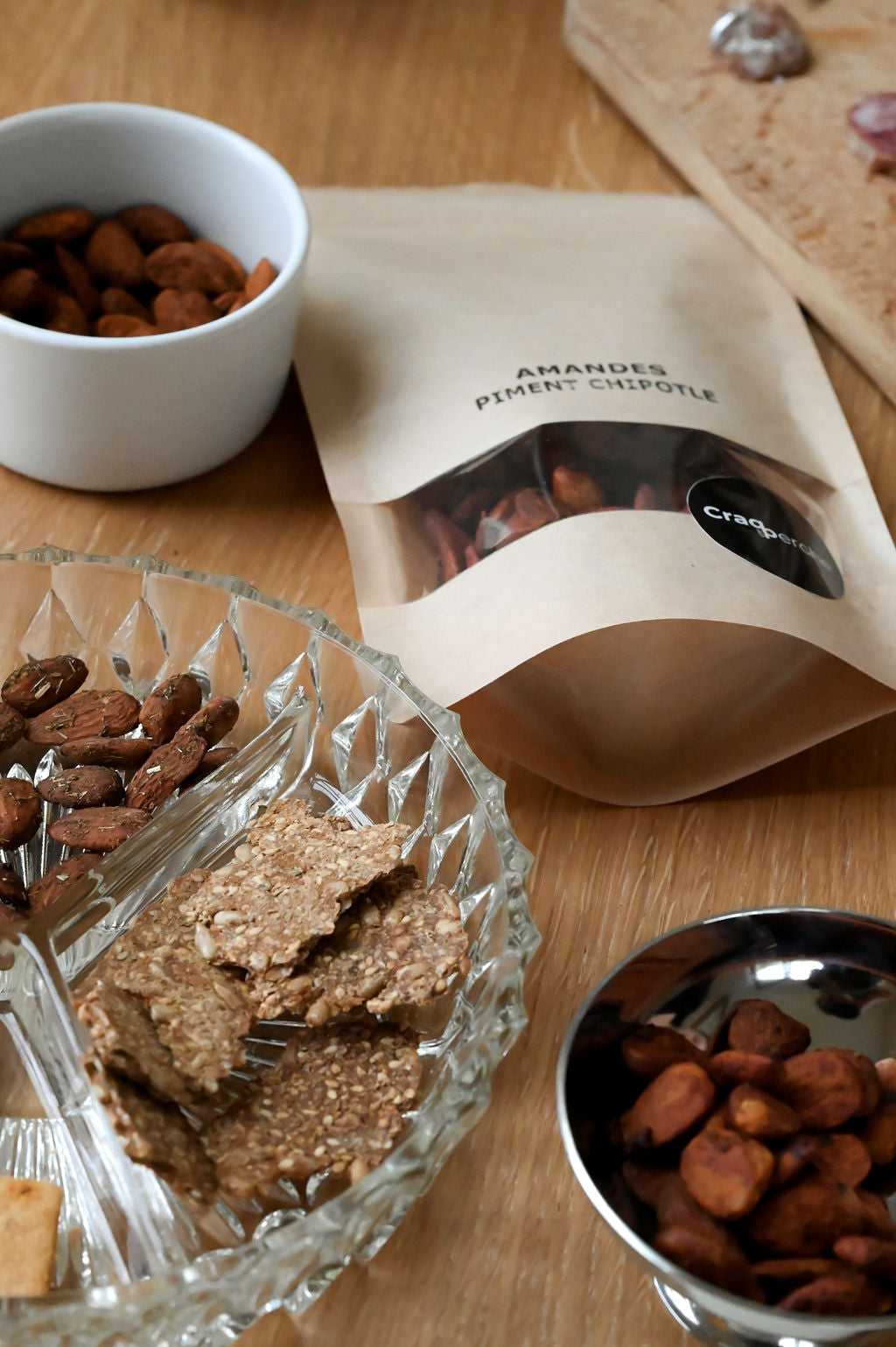 Amandes torréfiées et crackers à la tomate